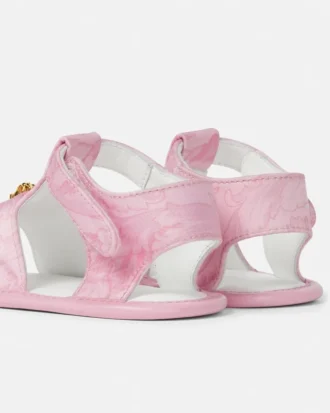 Baby-sandaler i satin med print
