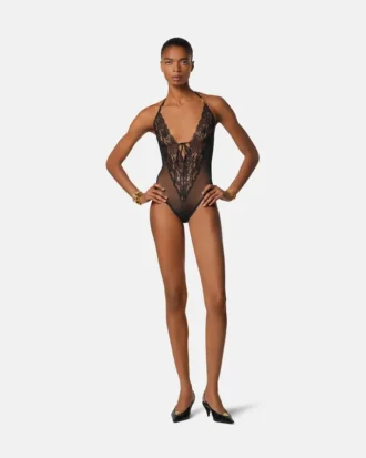 Broderet bodysuit med blondekant