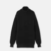 Lang strikket sweater med rullekrave og logo