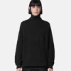 Lang strikket sweater med rullekrave og logo