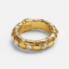 Ring i krystal og metalnet