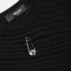 Safety Pin asymmetrisk ribstrikket sweater