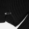 Safety Pin asymmetrisk ribstrikket sweater