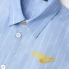 Stribet børneskjorte med sikkerhedsnål-logo