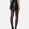 Tætsiddende læderminiskirt