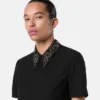 Top i ensat satin med nitter