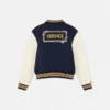 Varsity-inspireret blousonjakke med sikkerhedsnål-logo til børn